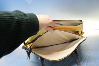 Bolso de piel azul petróleo, amarillo, naranja y blanco Cats. Tipo satchel.