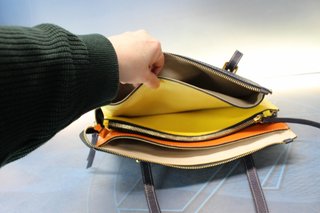 Bolso de piel azul petróleo, amarillo, naranja y blanco Cats. Tipo satchel.