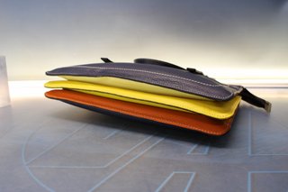 Bolso de piel azul petróleo, amarillo, naranja y blanco Cats. Tipo satchel.