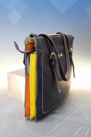 Bolso de piel azul petróleo, amarillo, naranja y blanco Cats. Tipo satchel.