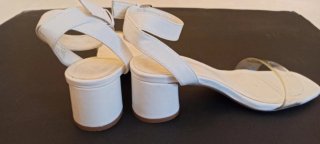 Sandalias blancas tacón transparente