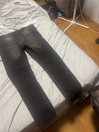 Pantalones vaqueros negros desgastados