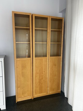 Muebles varios: cómoda y librerías