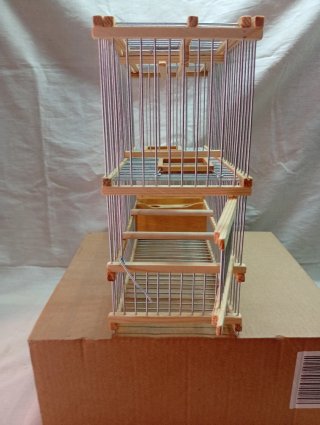 Jaula para pájaros de madera y metal