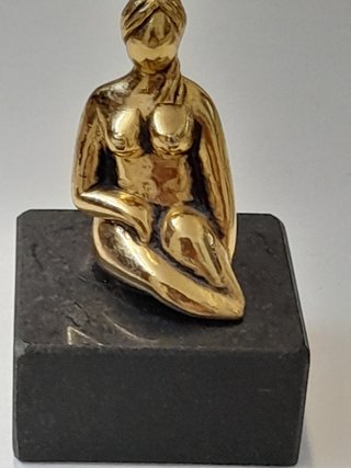 Statuetta donna ottone arte contemporanea
