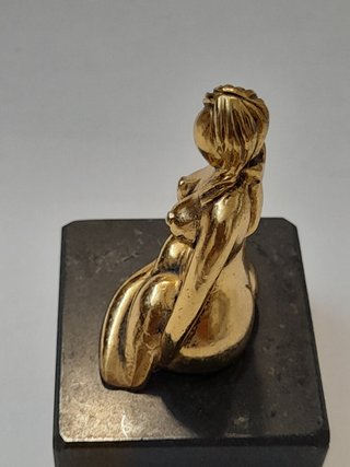 Statuetta donna ottone arte contemporanea