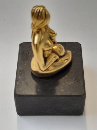 Statuetta donna ottone arte contemporanea