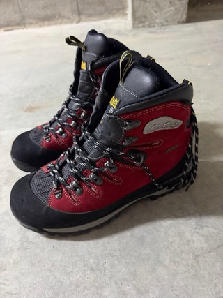 Botas de montaña Bestard rojas y negras