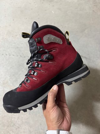 Botas de montaña Bestard rojas y negras