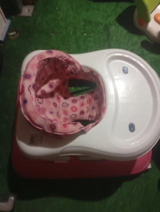 Andador bebé rosa y blanco