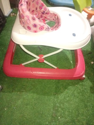 Andador bebé rosa y blanco