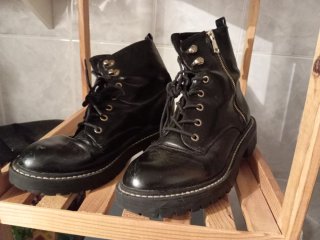 Botines negros con cordones y cremallera