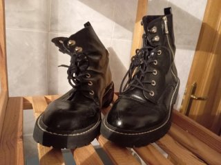 Botines negros con cordones y cremallera