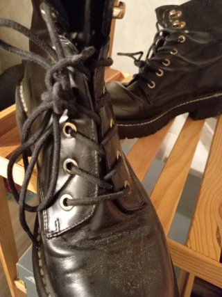 Botines negros con cordones y cremallera