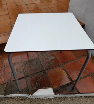 Mesa blanca terraza Cruzcampo