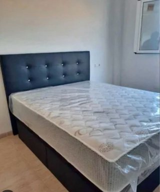 Colchón y canapé de madera