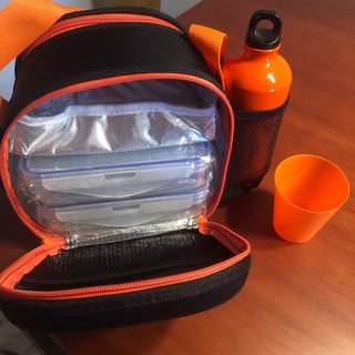 Porta alimentos negro y naranja