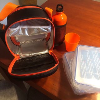 Porta alimentos negro y naranja