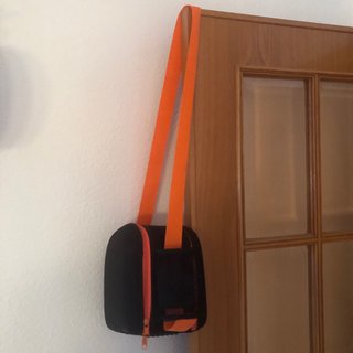 Porta alimentos negro y naranja