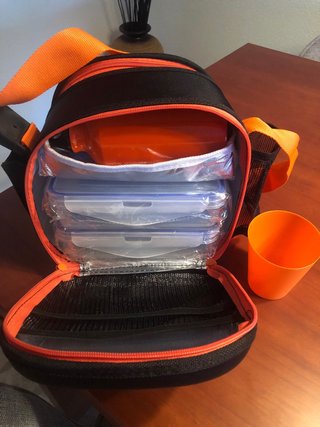 Porta alimentos negro y naranja