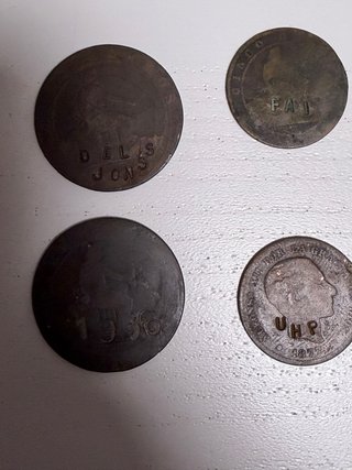 Monedas antiguas con inscripciones