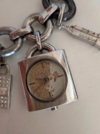 Pulsera DKNY con charms y reloj vintage