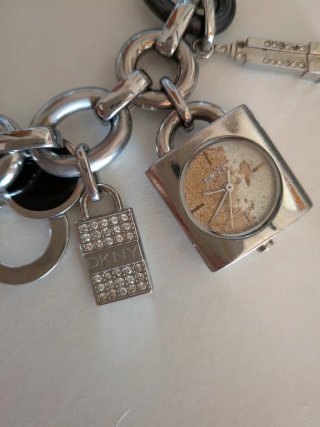 Pulsera DKNY con charms y reloj vintage