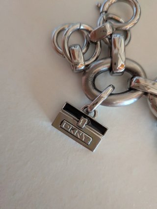 Pulsera DKNY con charms y reloj vintage