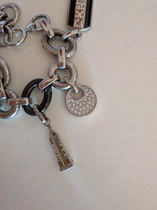 Pulsera DKNY con charms y reloj vintage