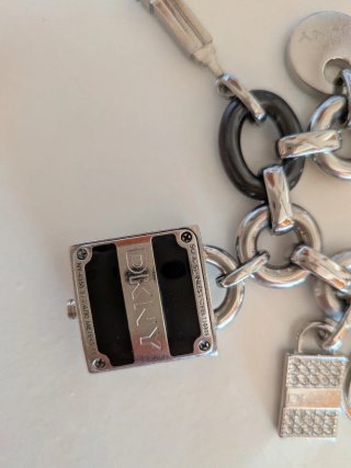 Pulsera DKNY con charms y reloj vintage