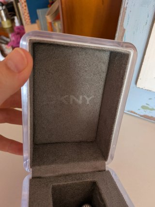Pulsera DKNY con charms y reloj vintage