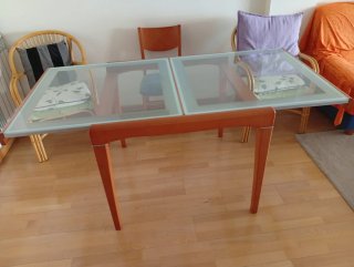 Mesa de comedor de madera y cristal