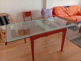 Mesa de comedor de madera y cristal