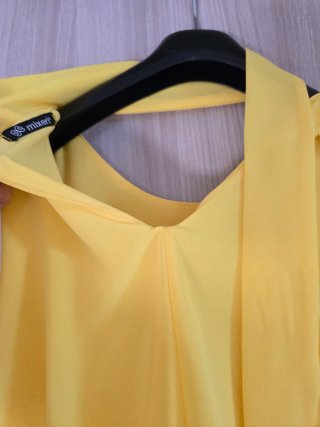 Abito giallo con balze