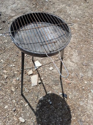 Barbacoa pequeña de metal