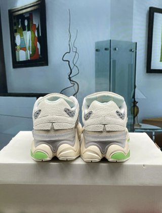 New Balance 9060 Talla 43 Beige/Verde