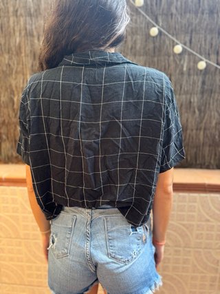Blusa cropped de cuadros negra y blanca