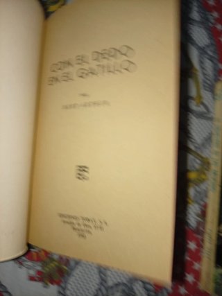 Tebeos GP policíaca ,con el dedo en el gatillo