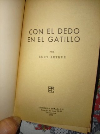 Tebeos GP policíaca ,con el dedo en el gatillo