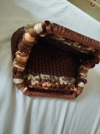 Pochette marrone con dettagli oro e argento