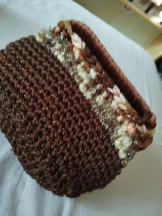 Pochette marrone con dettagli oro e argento