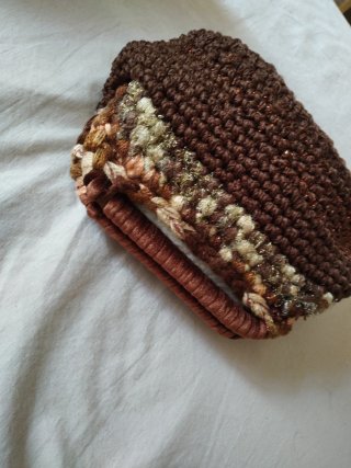 Pochette marrone con dettagli oro e argento