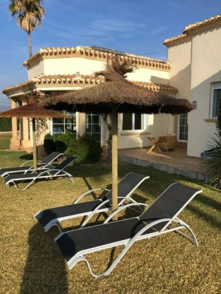 Ombrelloni di paglia per la spiaggia