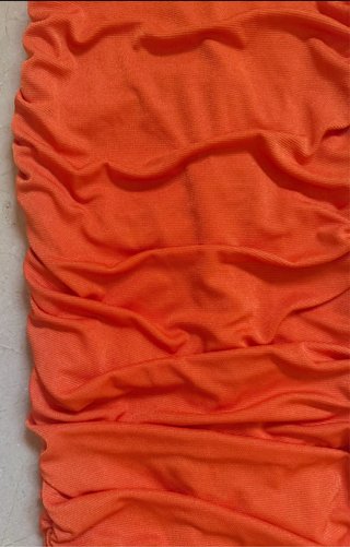 Vestido midi naranja fruncido