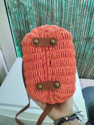 Bolso de rafia naranja con abalorios