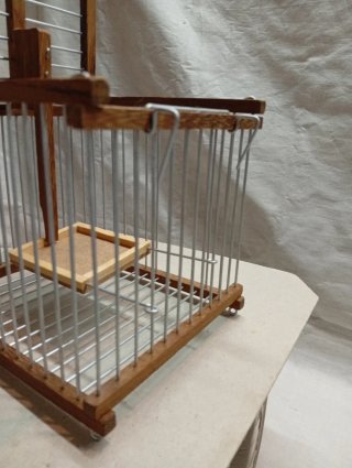 Jaula de madera y metal