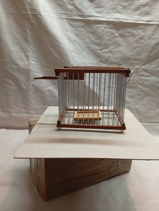 Jaula de madera y metal