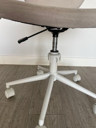 Silla de escritorio beige con ruedas