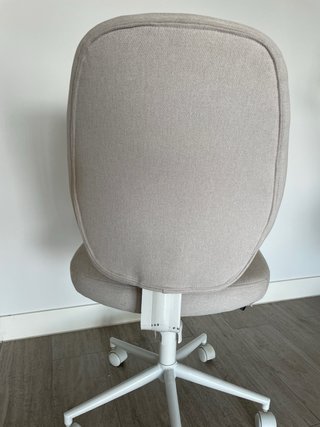 Silla de escritorio beige con ruedas