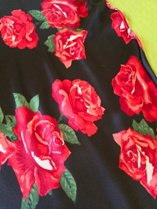 Abito lungo con rose rosse
